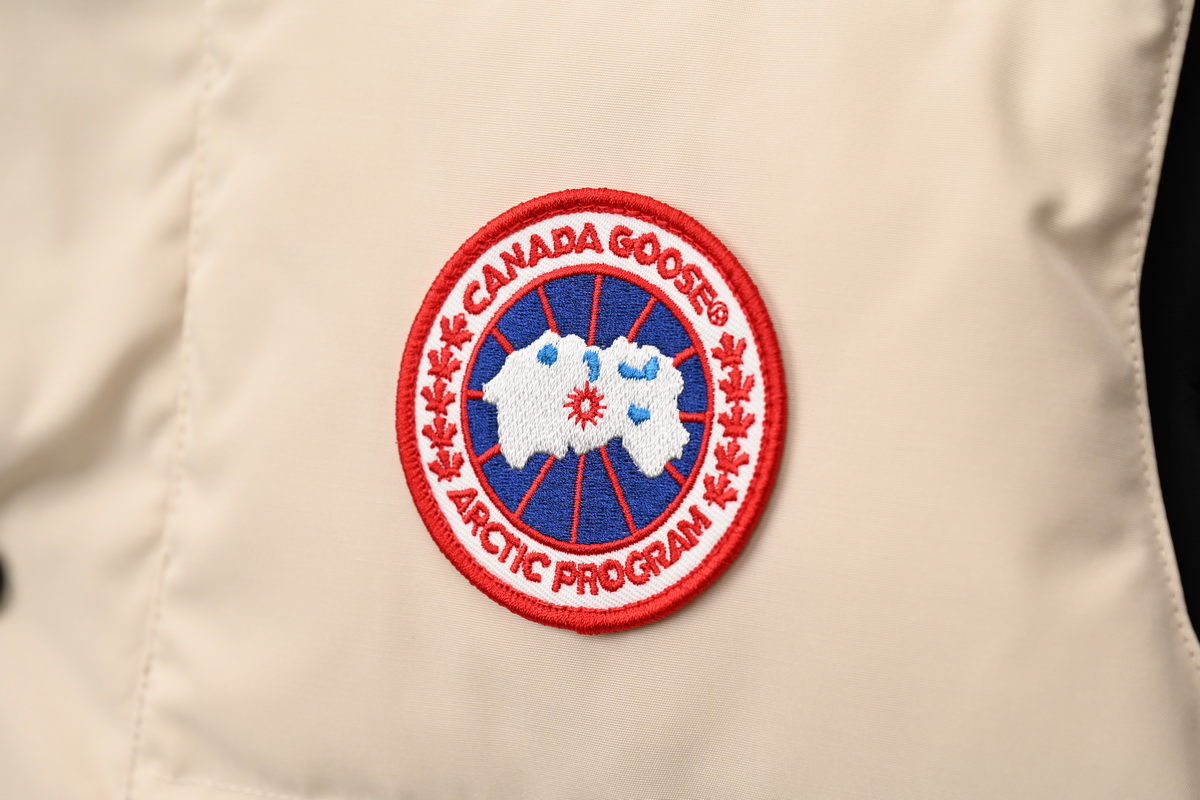 Can*a Go*e outdoor sports down vest off white