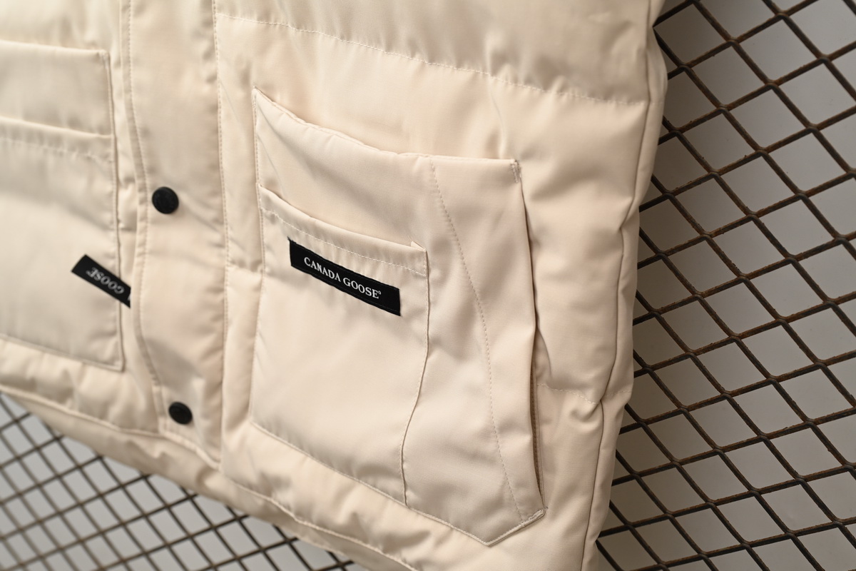 Can*a Go*e outdoor sports down vest off white