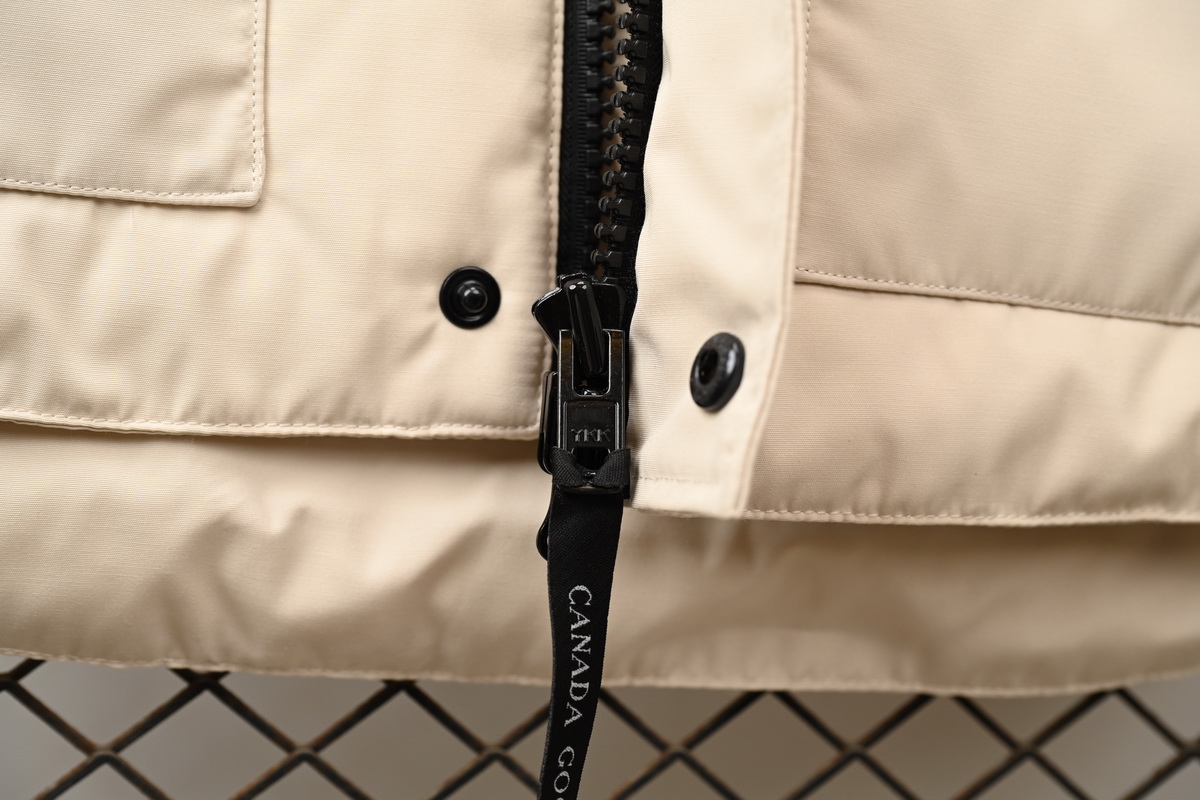Can*a Go*e outdoor sports down vest off white
