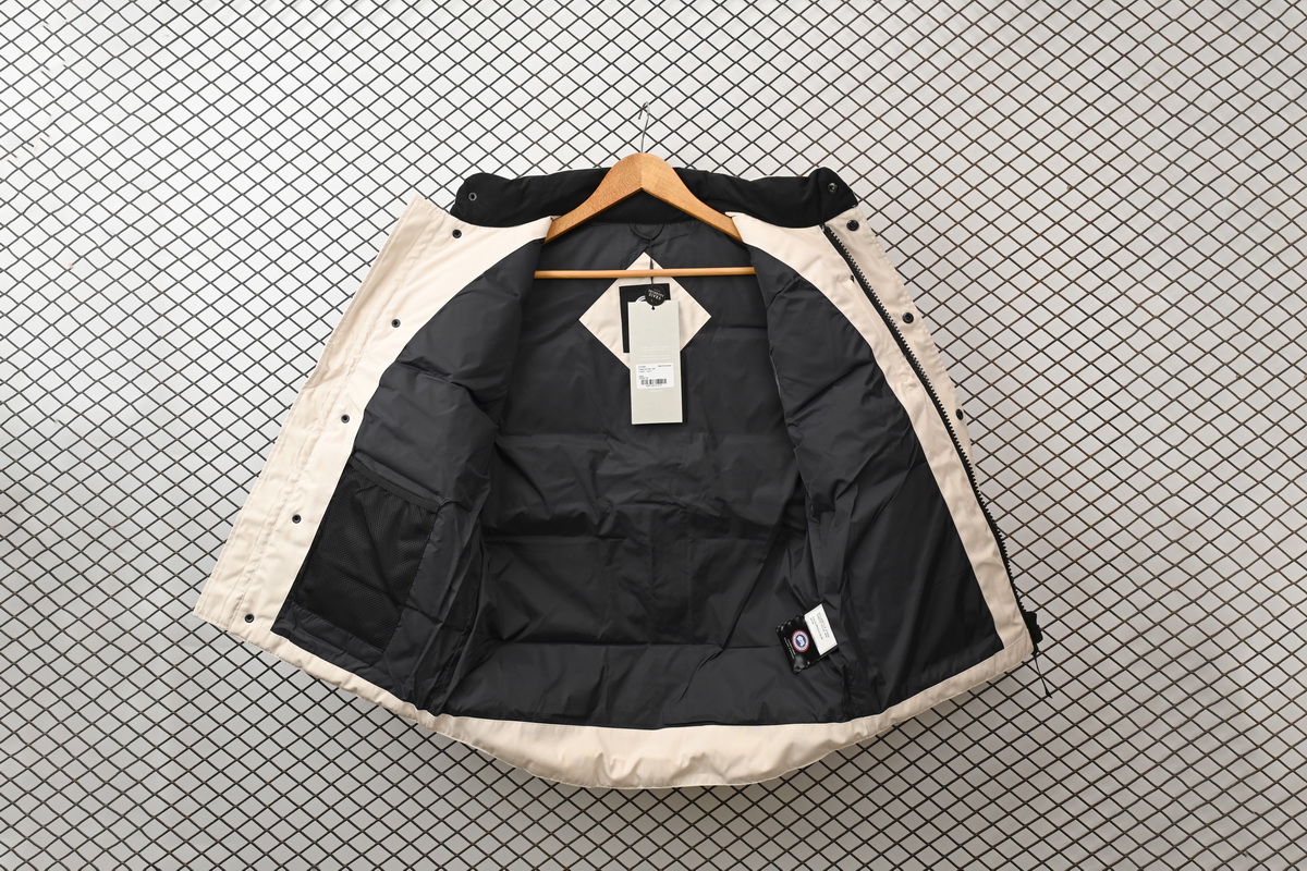 Can*a Go*e outdoor sports down vest off white