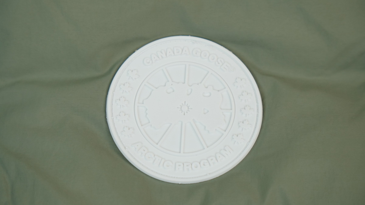 Can*a Go*e outdoor sports down vest olive green