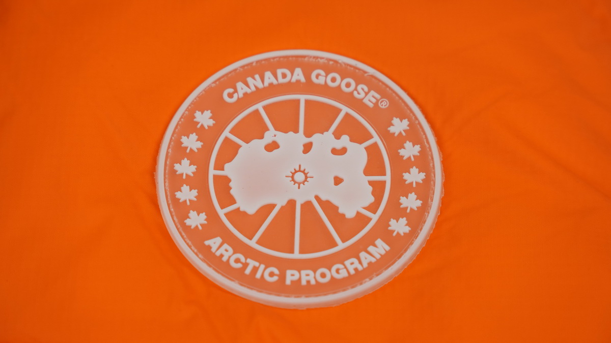Can*a Go*e outdoor sports down vest orange