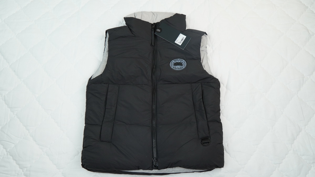 Can*a Go*e outdoor sports down vest white label black