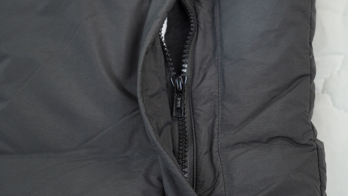 Can*a Go*e outdoor sports down vest white label black