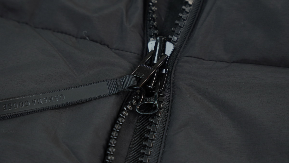 Can*a Go*e outdoor sports down vest white label black