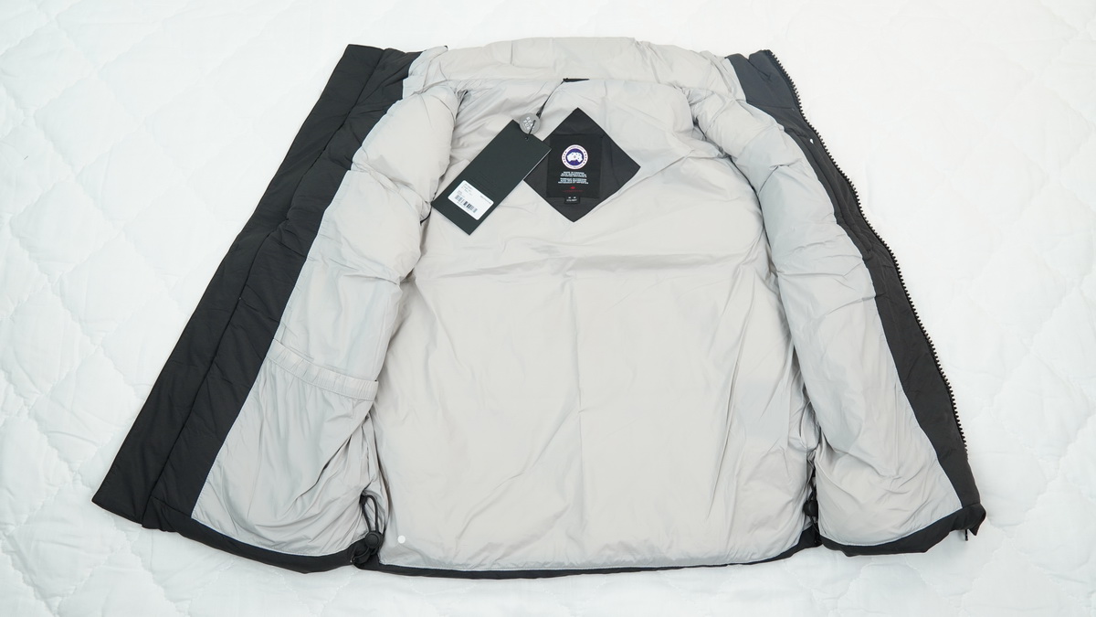 Can*a Go*e outdoor sports down vest white label black
