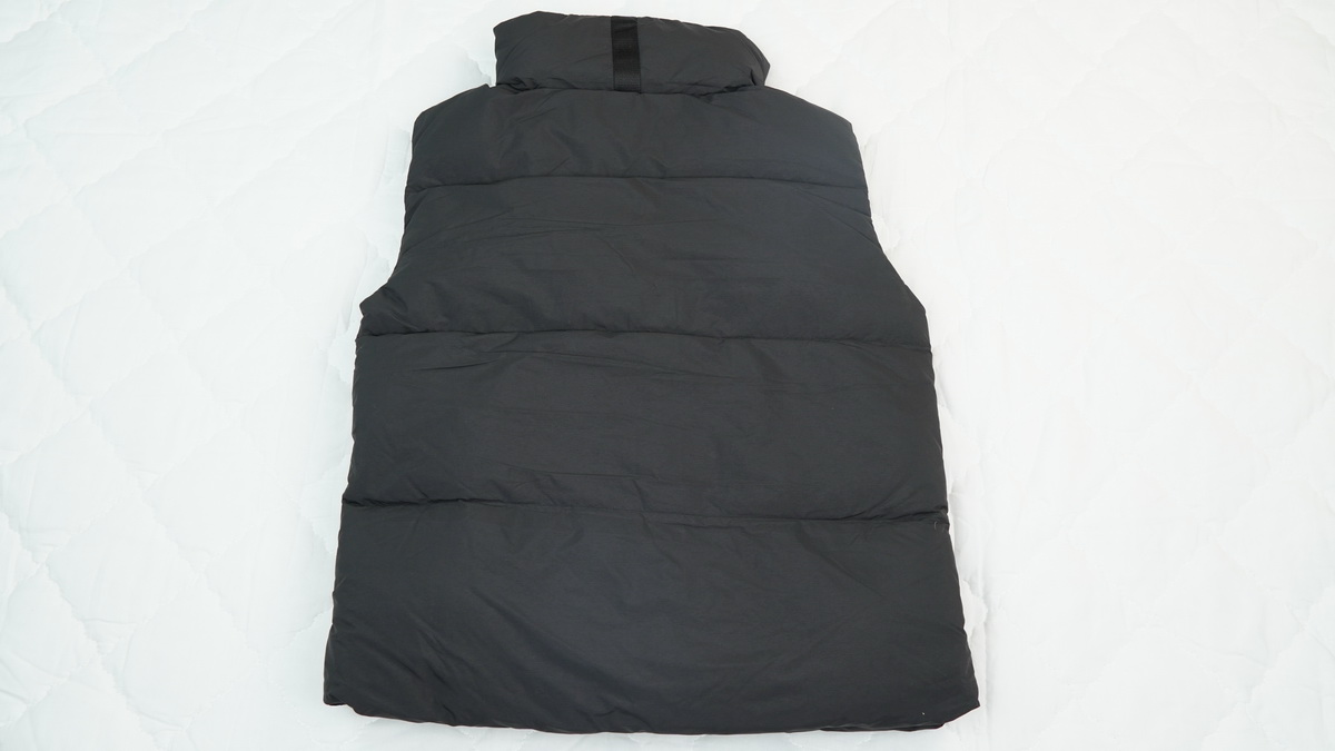 Can*a Go*e outdoor sports down vest white label black