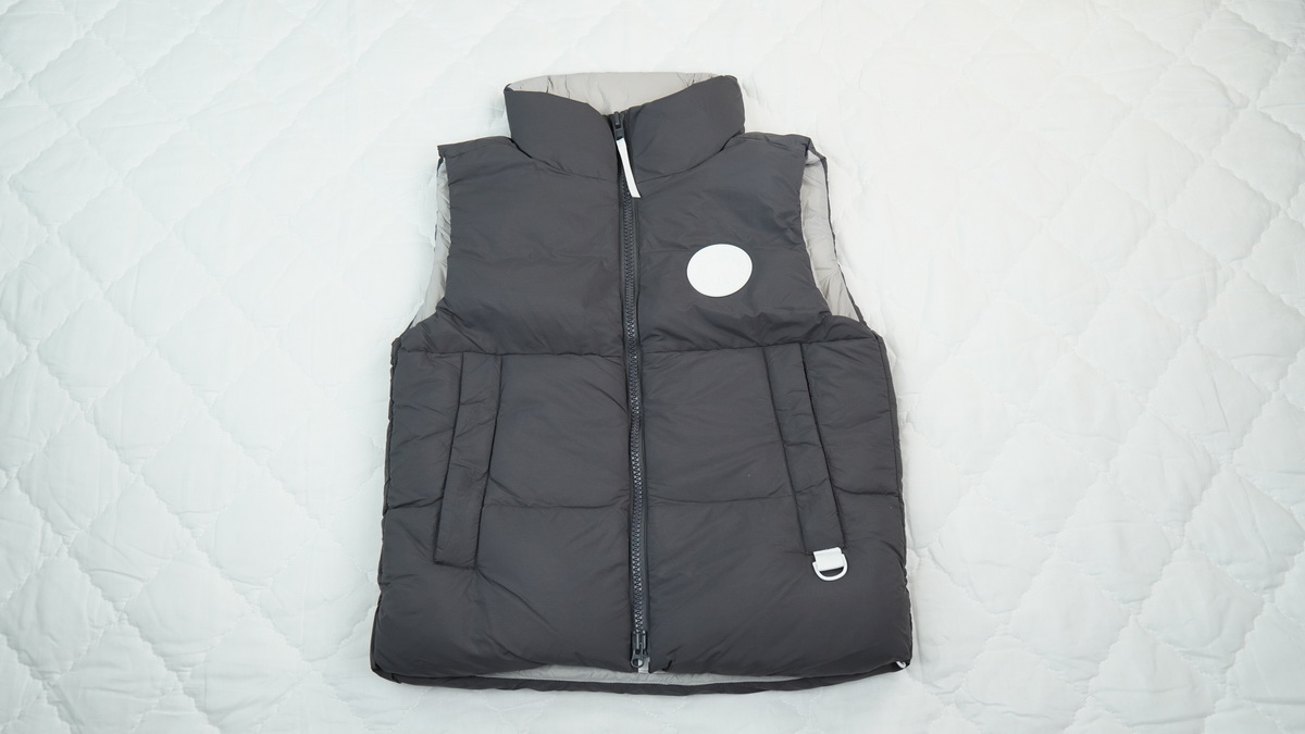 Can*a Go*e outdoor sports down vest white label grey