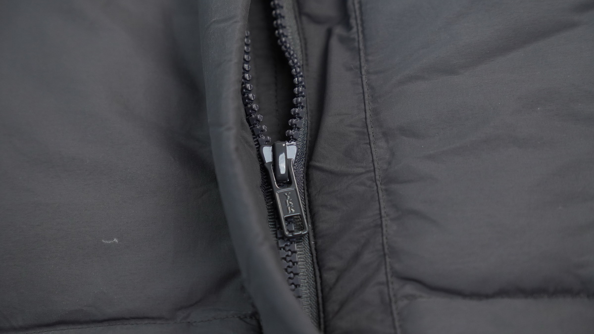 Can*a Go*e outdoor sports down vest white label grey