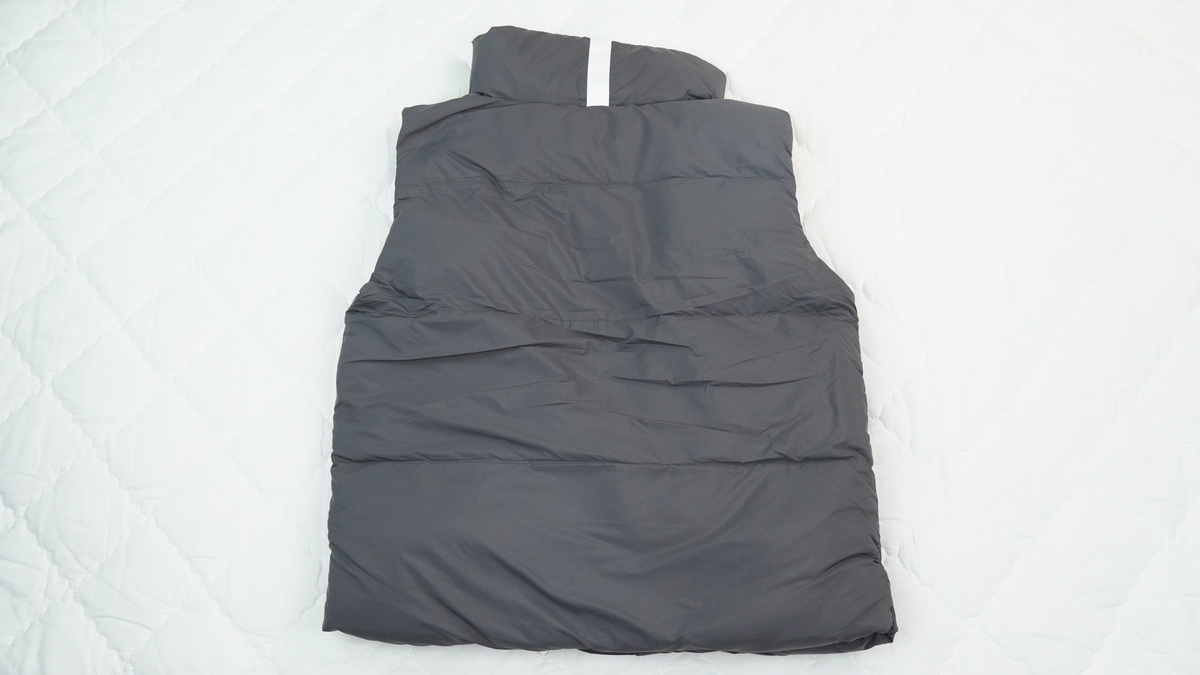 Can*a Go*e outdoor sports down vest white label grey
