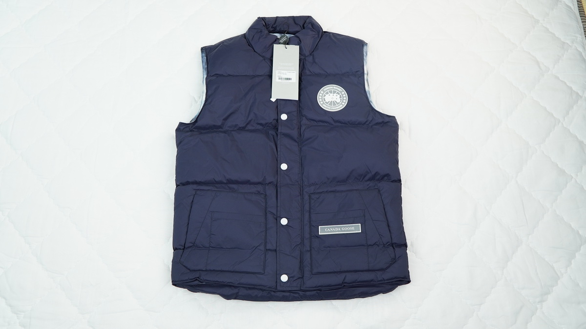 Can*a Go*e outdoor sports down vest glacier navy blue