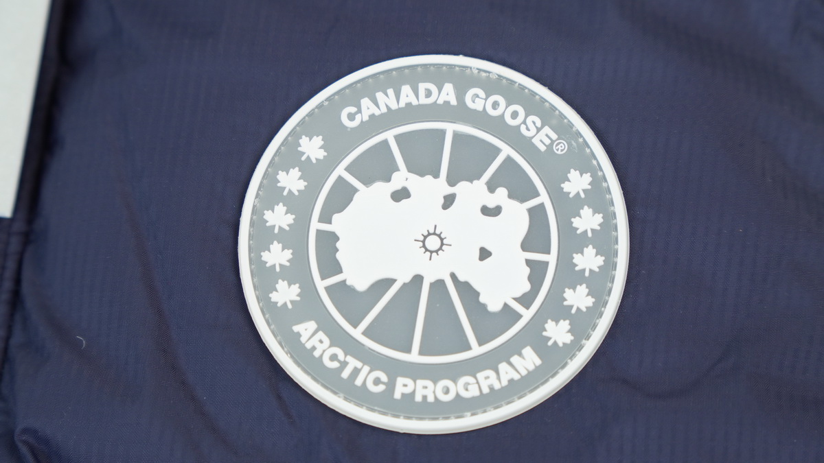 Can*a Go*e outdoor sports down vest glacier navy blue