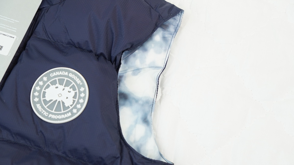 Can*a Go*e outdoor sports down vest glacier navy blue