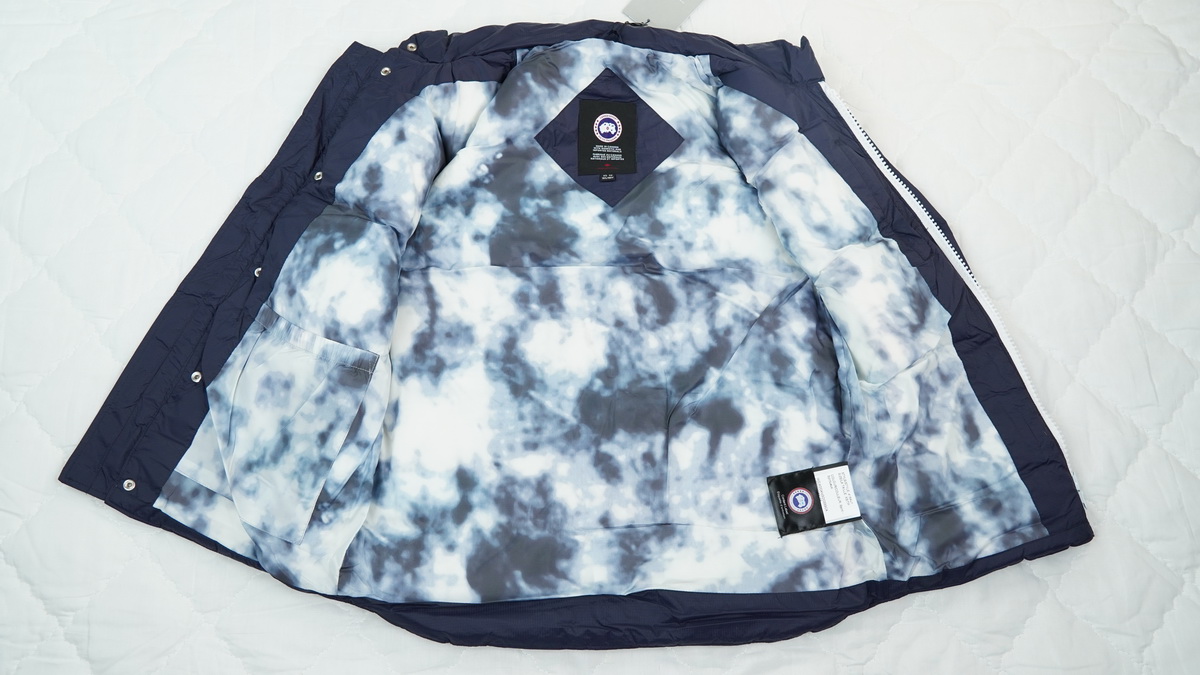 Can*a Go*e outdoor sports down vest glacier navy blue