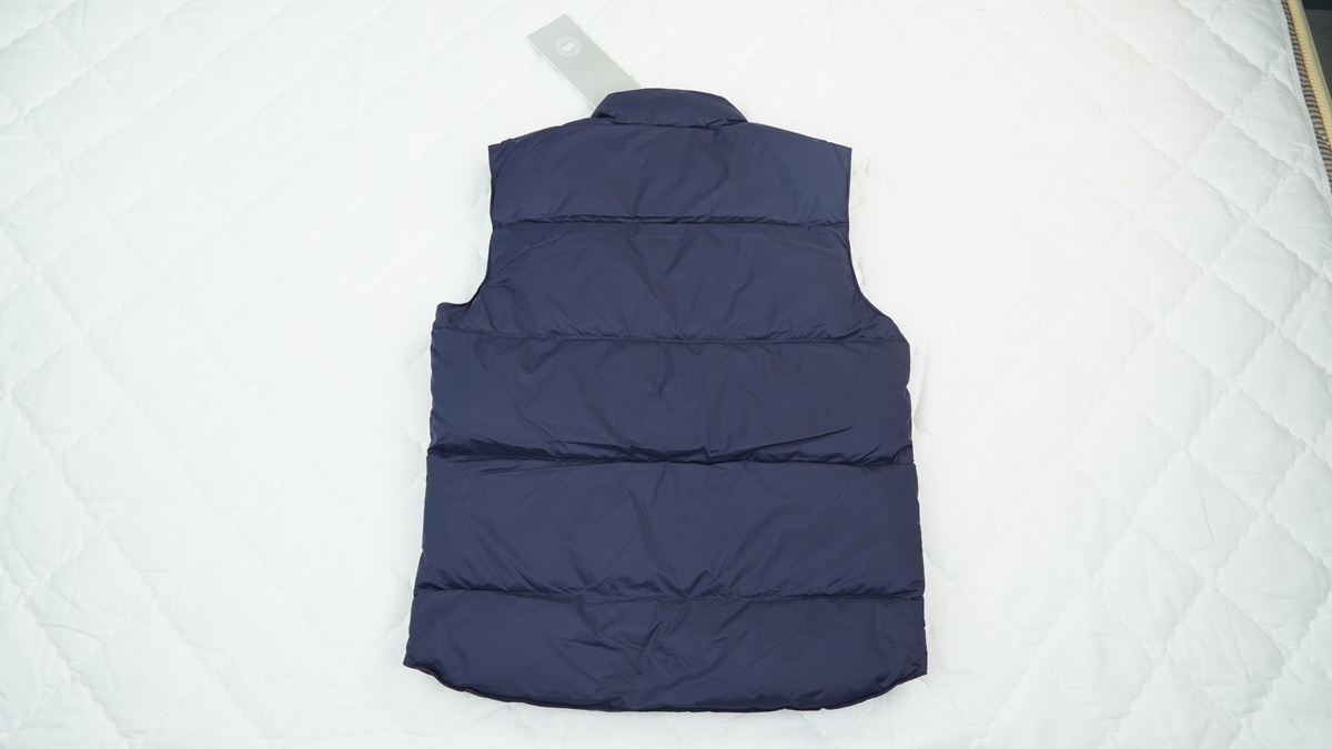 Can*a Go*e outdoor sports down vest glacier navy blue