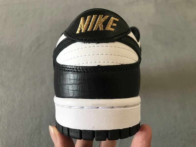 Nike SB Dunk Low Supreme x Nike Black Stars DH3228-102