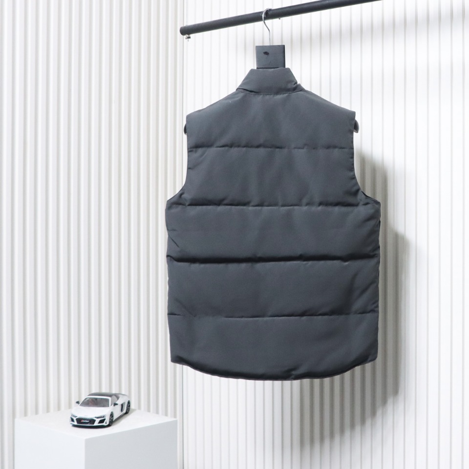 Can*a Go*e down vest grey