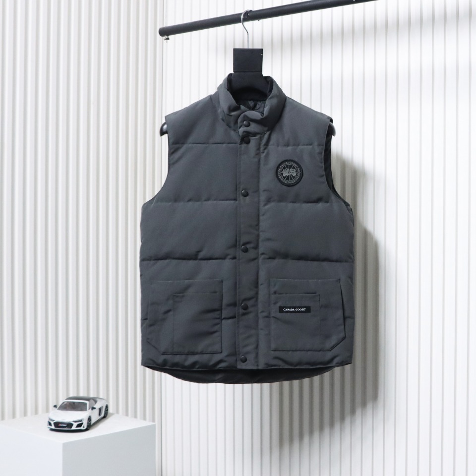 Can*a Go*e down vest grey