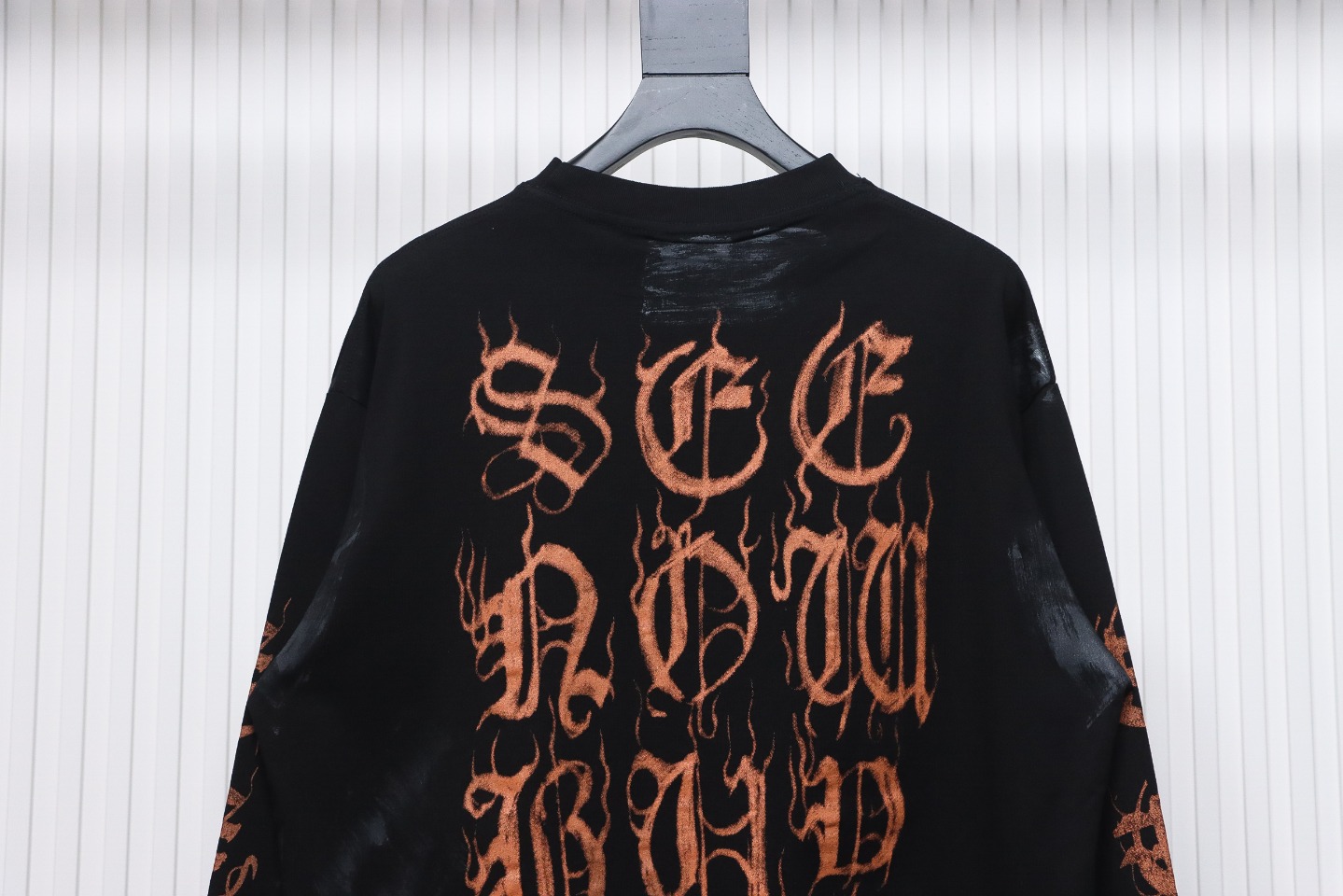 Balenciaga 23ss Mud-Dyed Distressed Metal Sanskrit Long-Sleeved T-shirt