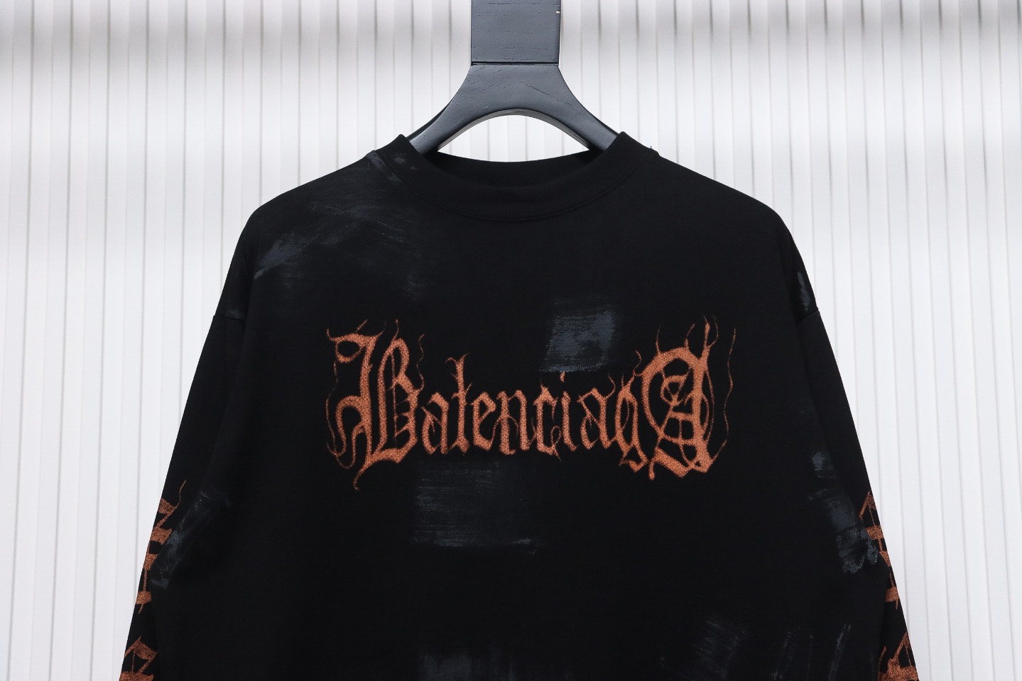 Balenciaga 23ss Mud-Dyed Distressed Metal Sanskrit Long-Sleeved T-shirt