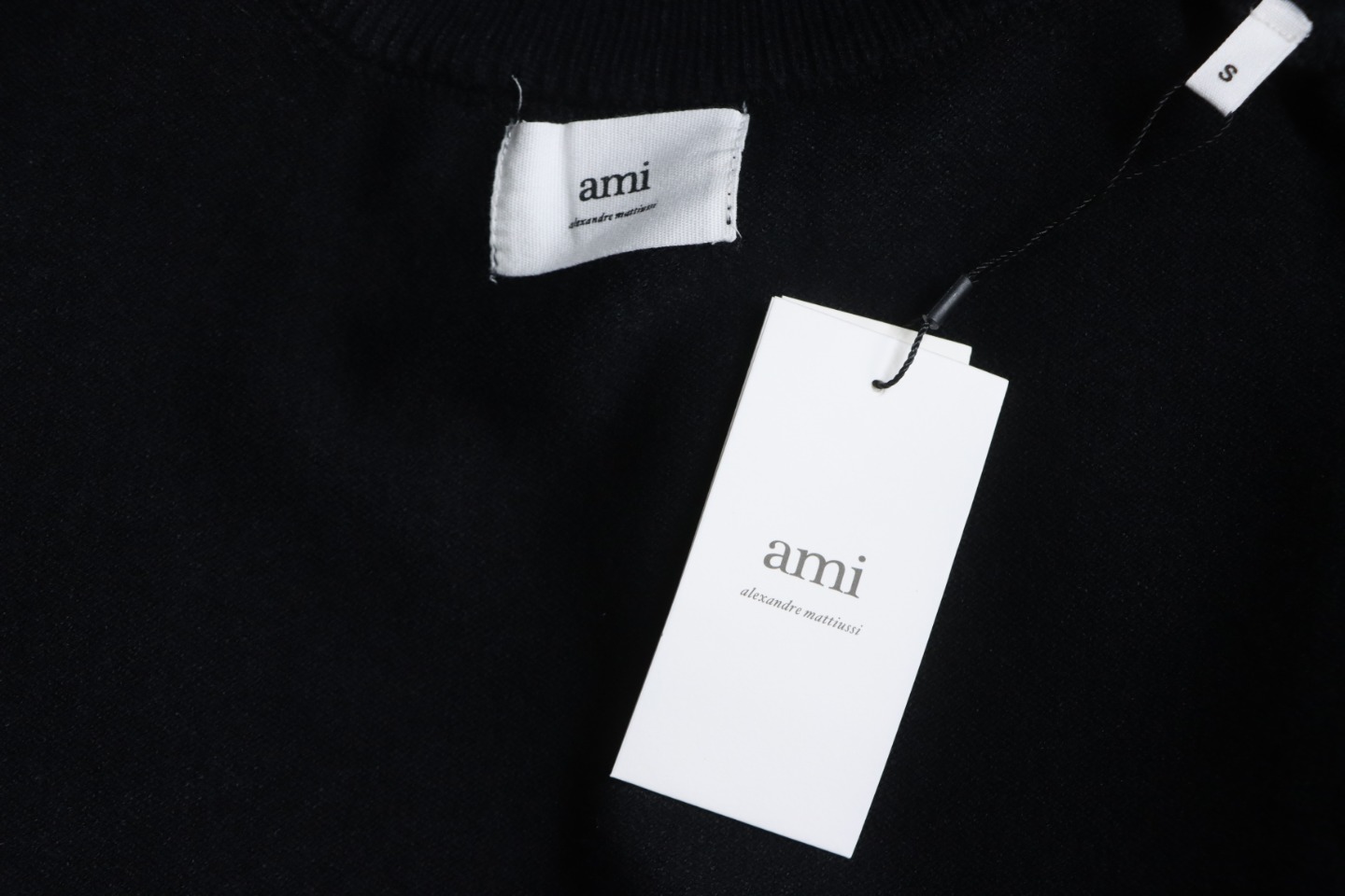 AMI Paris 24Fw Heart Shaped Crew Neck Sweater Black