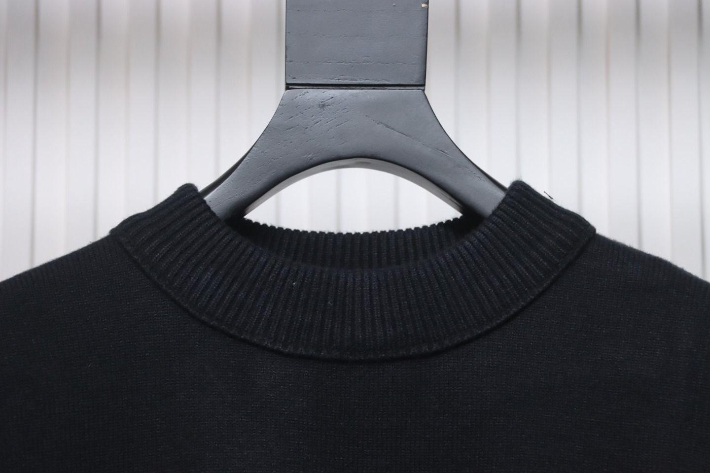 AMI Paris 24Fw Heart Shaped Crew Neck Sweater Black