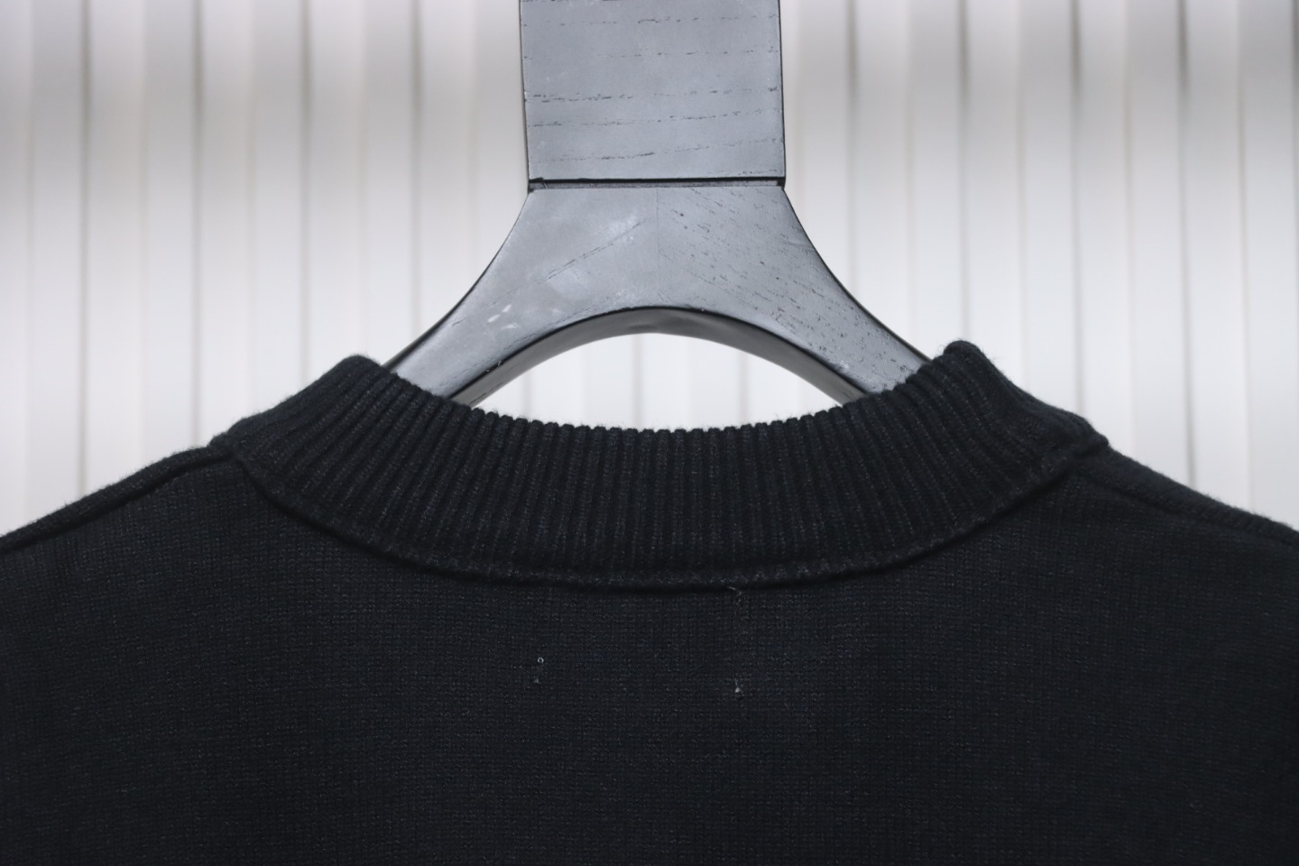 AMI Paris 24Fw Heart Shaped Crew Neck Sweater Black