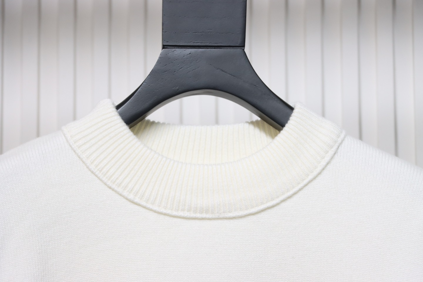 AMI Paris 24Fw Heart Shaped Crew Neck Sweater White