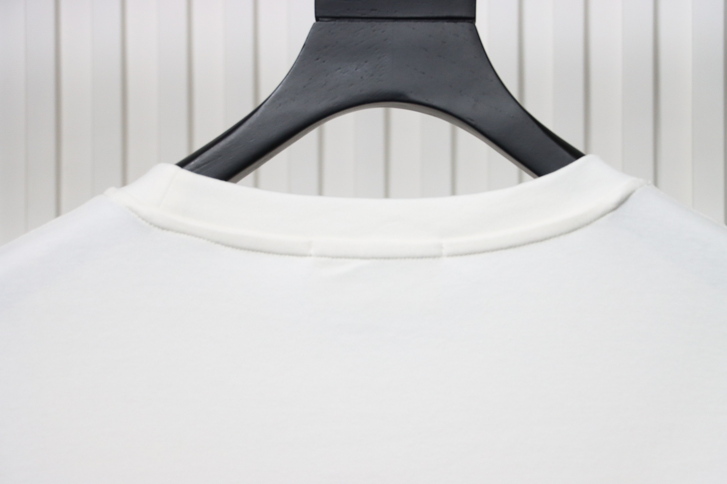 AMI Paris Small Love Logo Embroidered Long-Sleeved T-shirt White