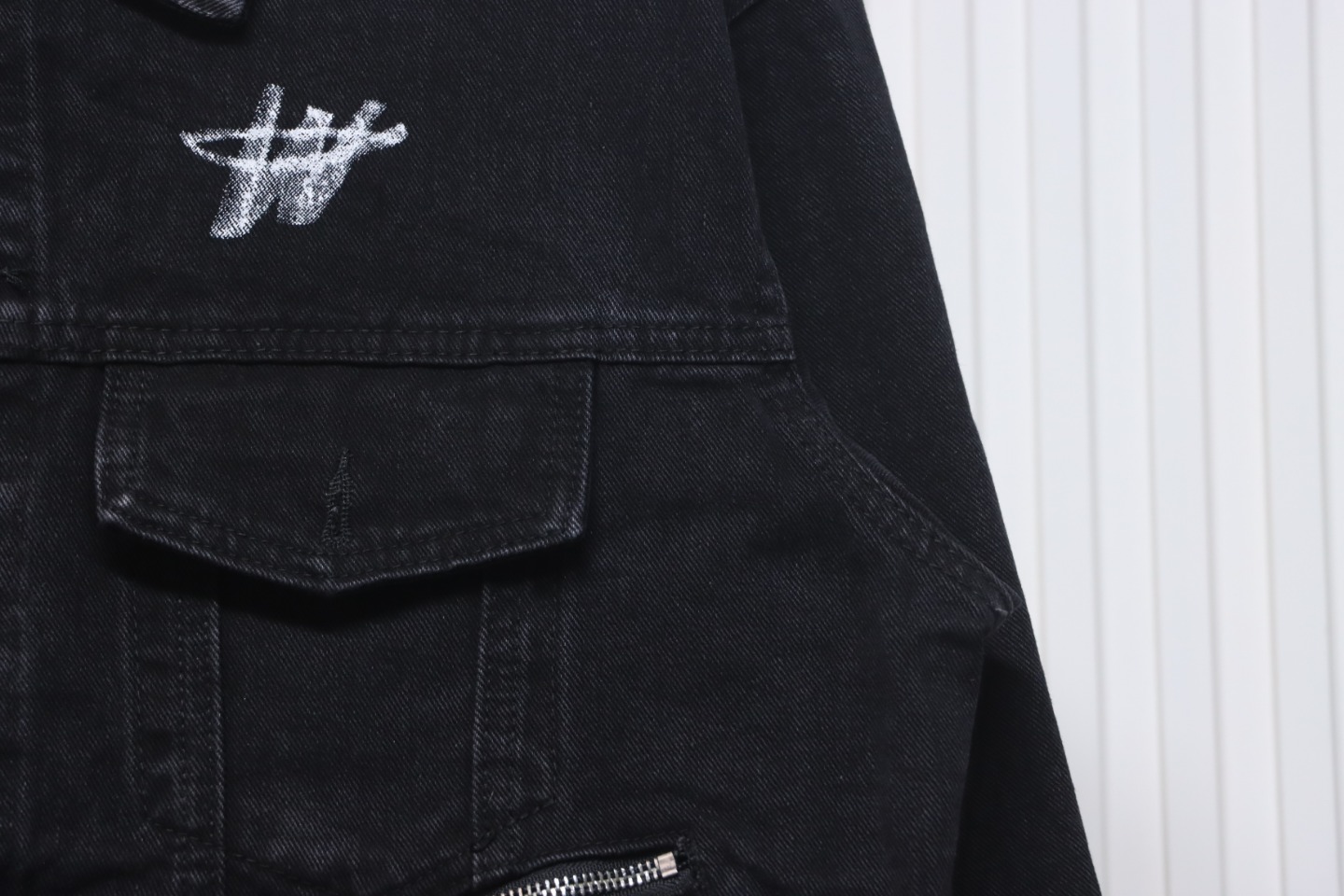 We11 Done 24ss Printed Diagonal Zip Washed Denim Jacket Black