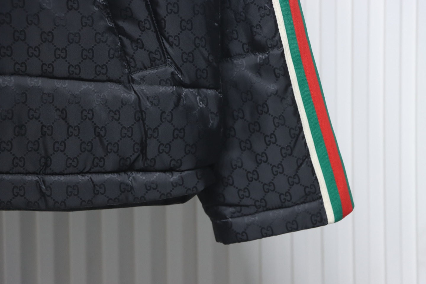 Gucci Full-Print Dark Pattern Jacquard Red And Green Ribbon Down Jacket