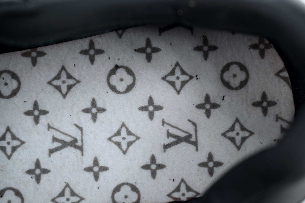 Louis Vuitton Run Away Black