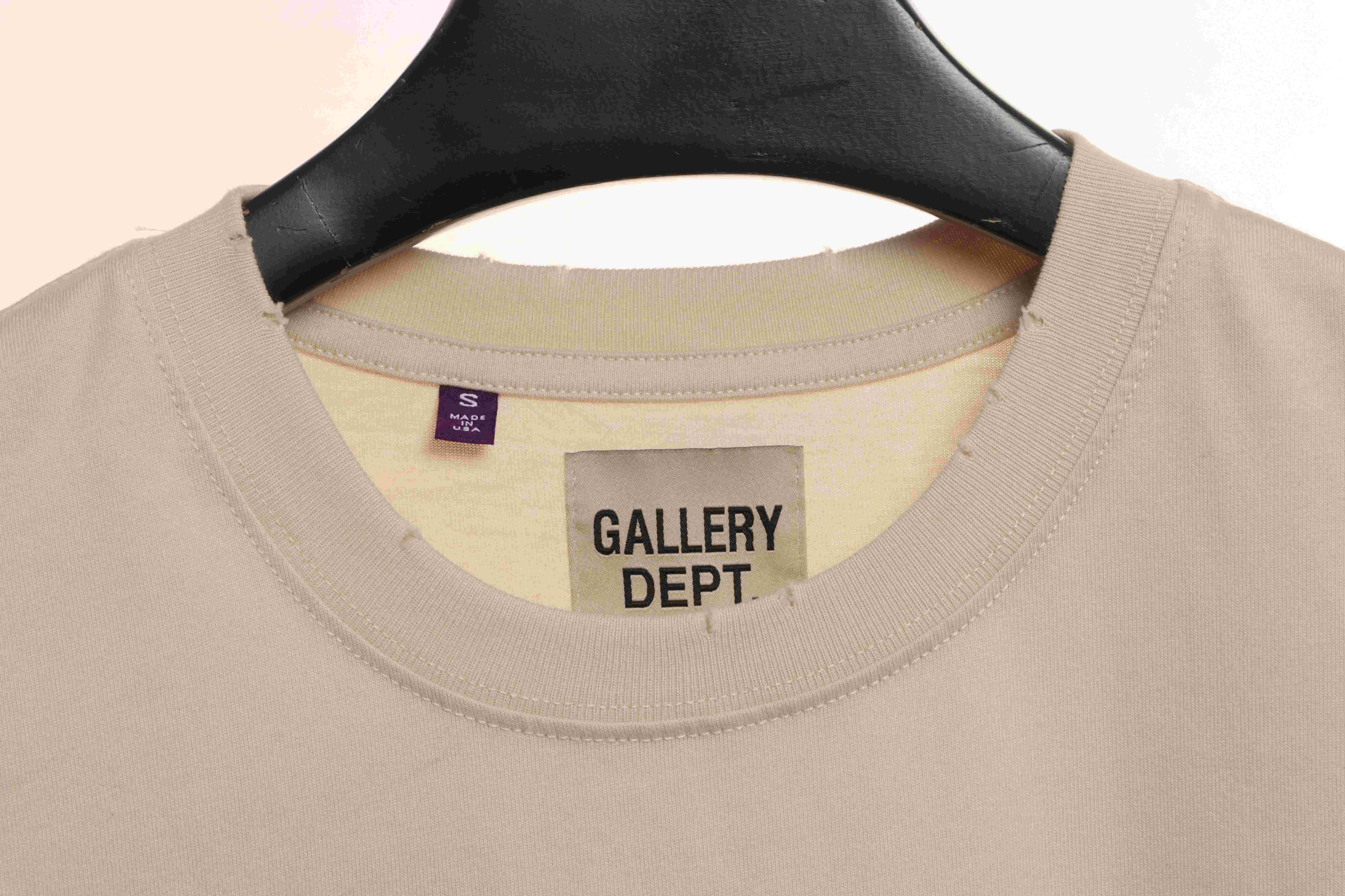 GD portrait print torn short sleeves beige