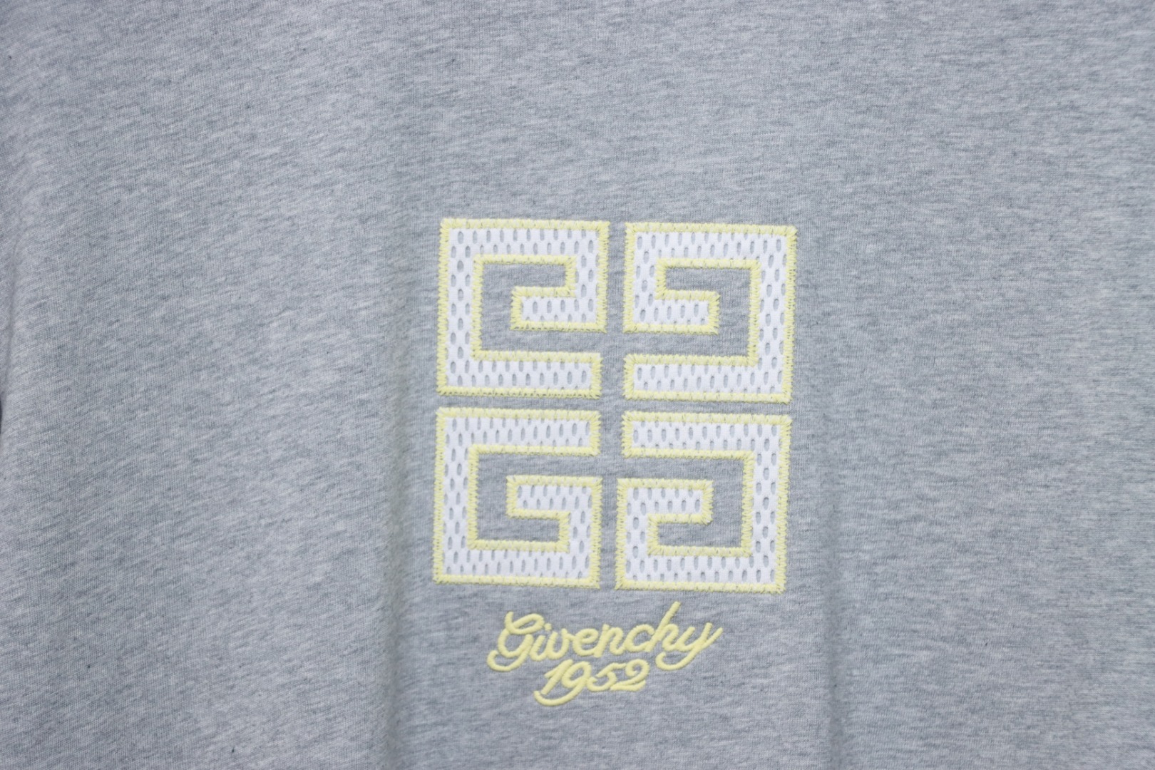 Givenchy Eyelet Embroidery Crewneck Short Sleeve T-Shirt Grey