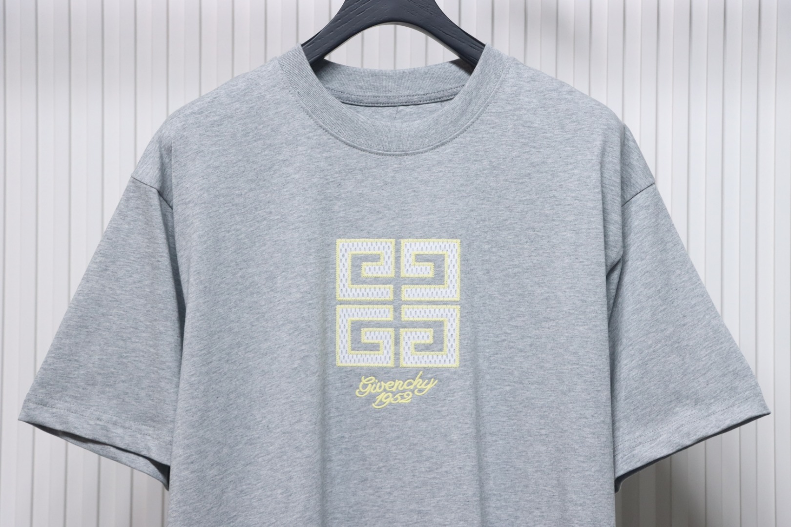 Givenchy Eyelet Embroidery Crewneck Short Sleeve T-Shirt Grey