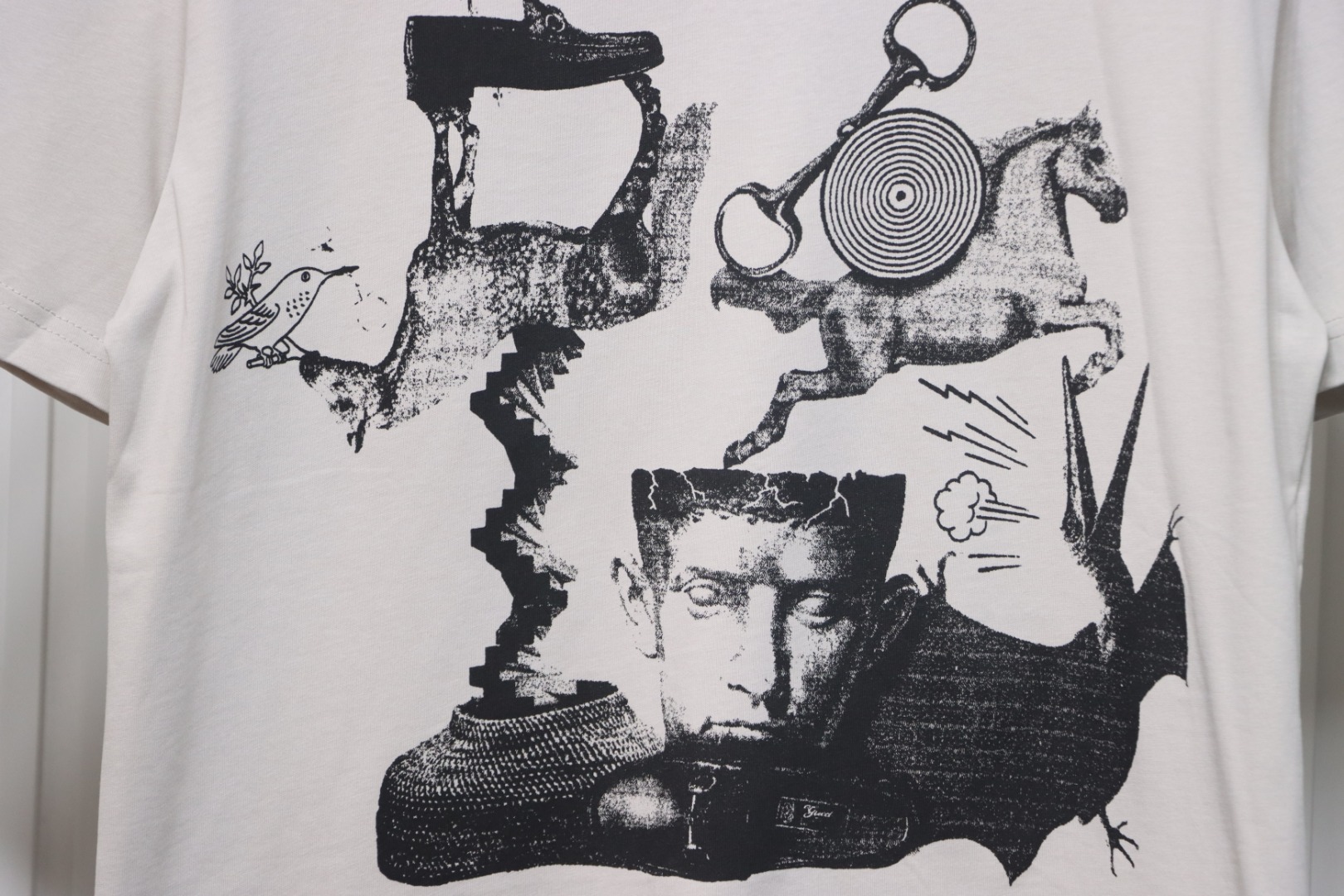 Gucci 24ss Sculpture Artwork Print Short Sleeve Grey