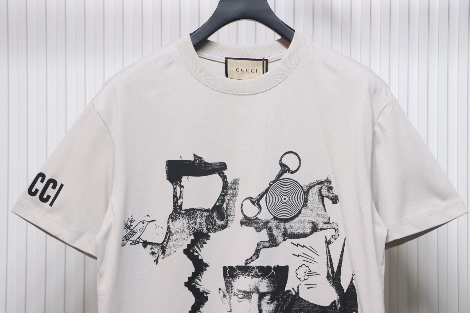 Gucci 24ss Sculpture Artwork Print Short Sleeve Grey