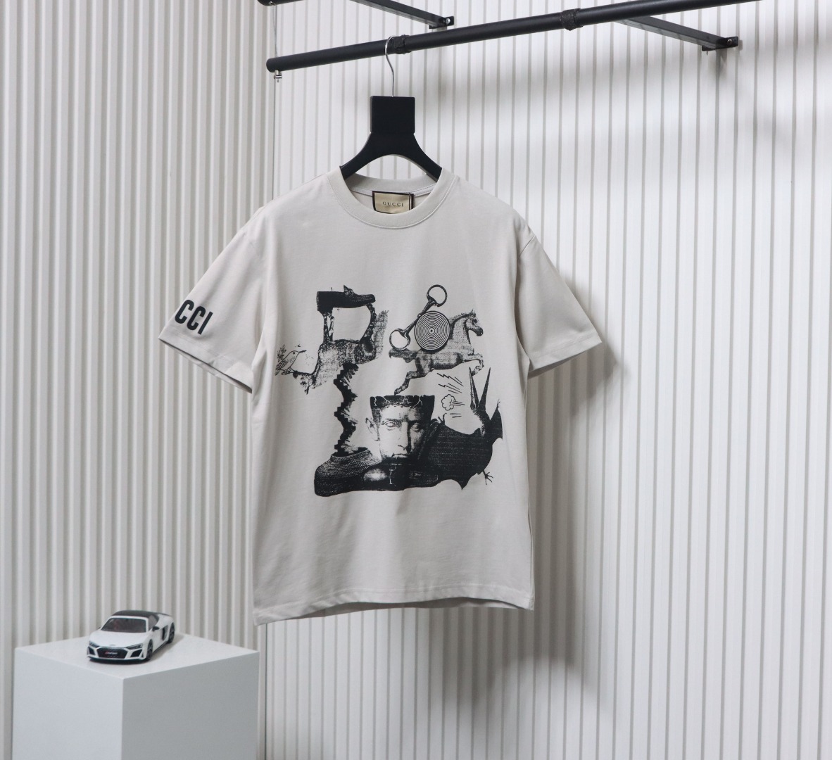 Gucci 24ss Sculpture Artwork Print Short Sleeve Grey