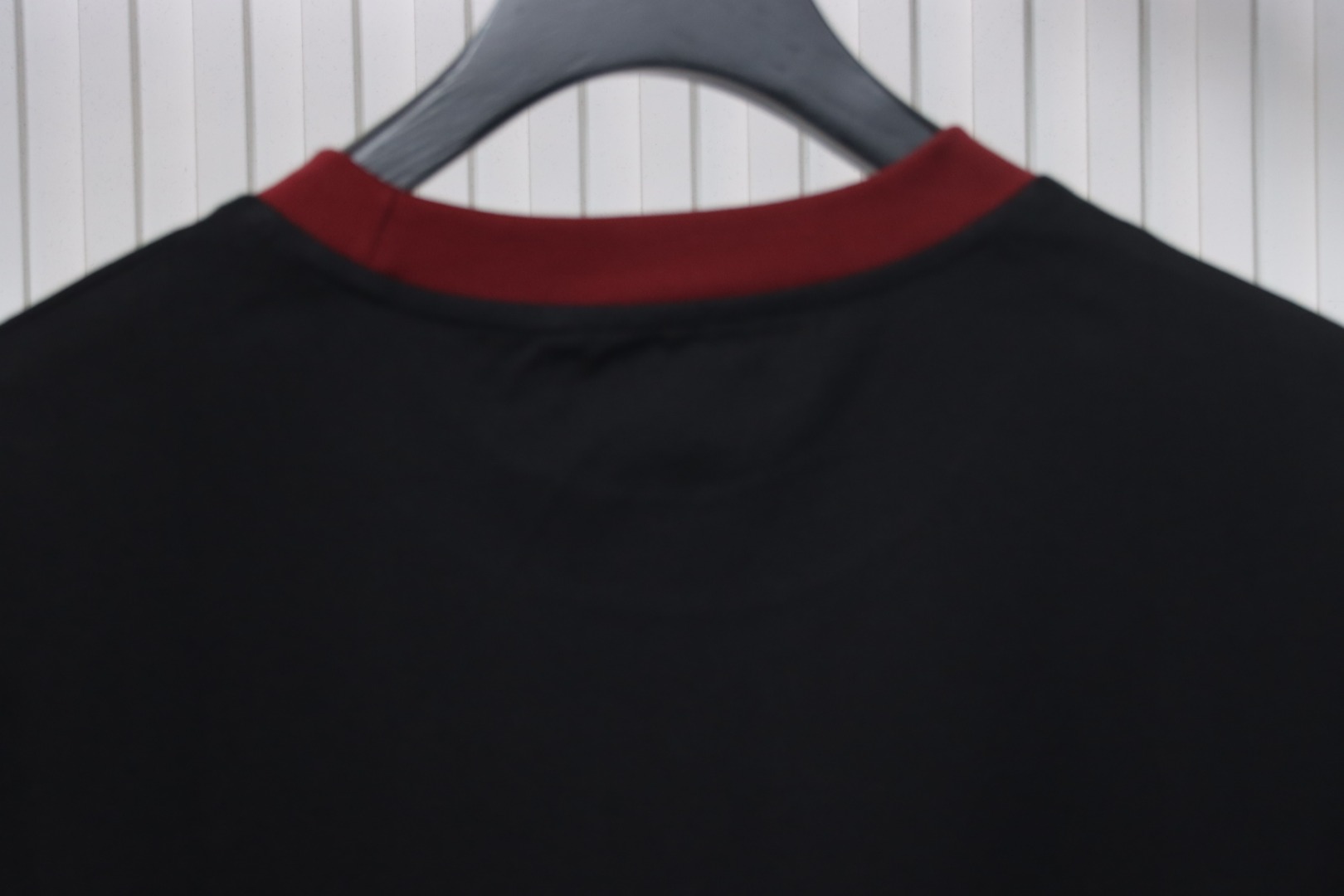 Gucci 25ss red collar and logo contrast foam print short sleeve T-shirt black