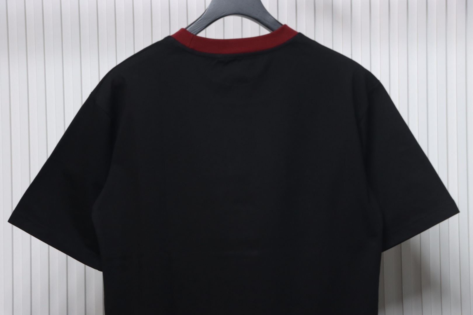 Gucci 25ss red collar and logo contrast foam print short sleeve T-shirt black