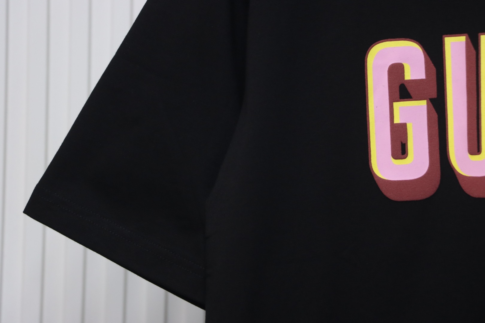 Gucci 25ss red collar and logo contrast foam print short sleeve T-shirt black