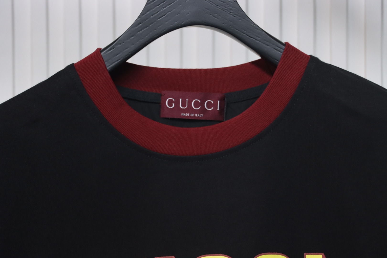 Gucci 25ss red collar and logo contrast foam print short sleeve T-shirt black