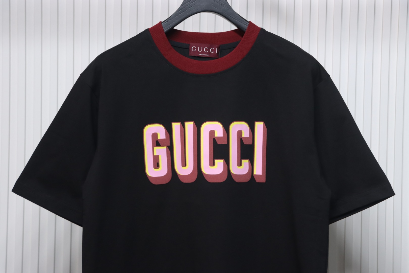 Gucci 25ss red collar and logo contrast foam print short sleeve T-shirt black
