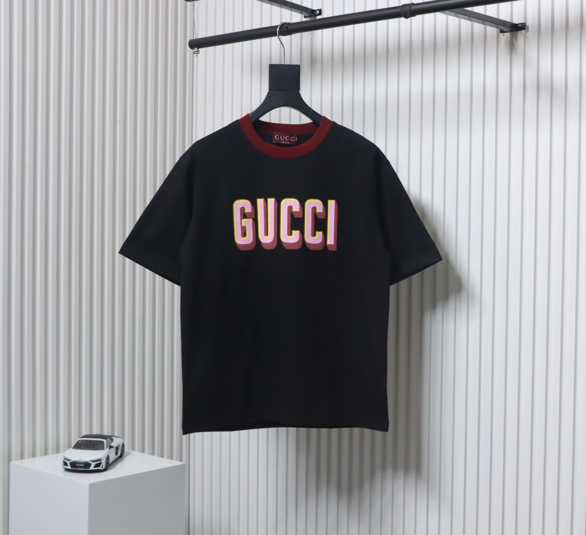 Gucci 25ss red collar and logo contrast foam print short sleeve T-shirt black
