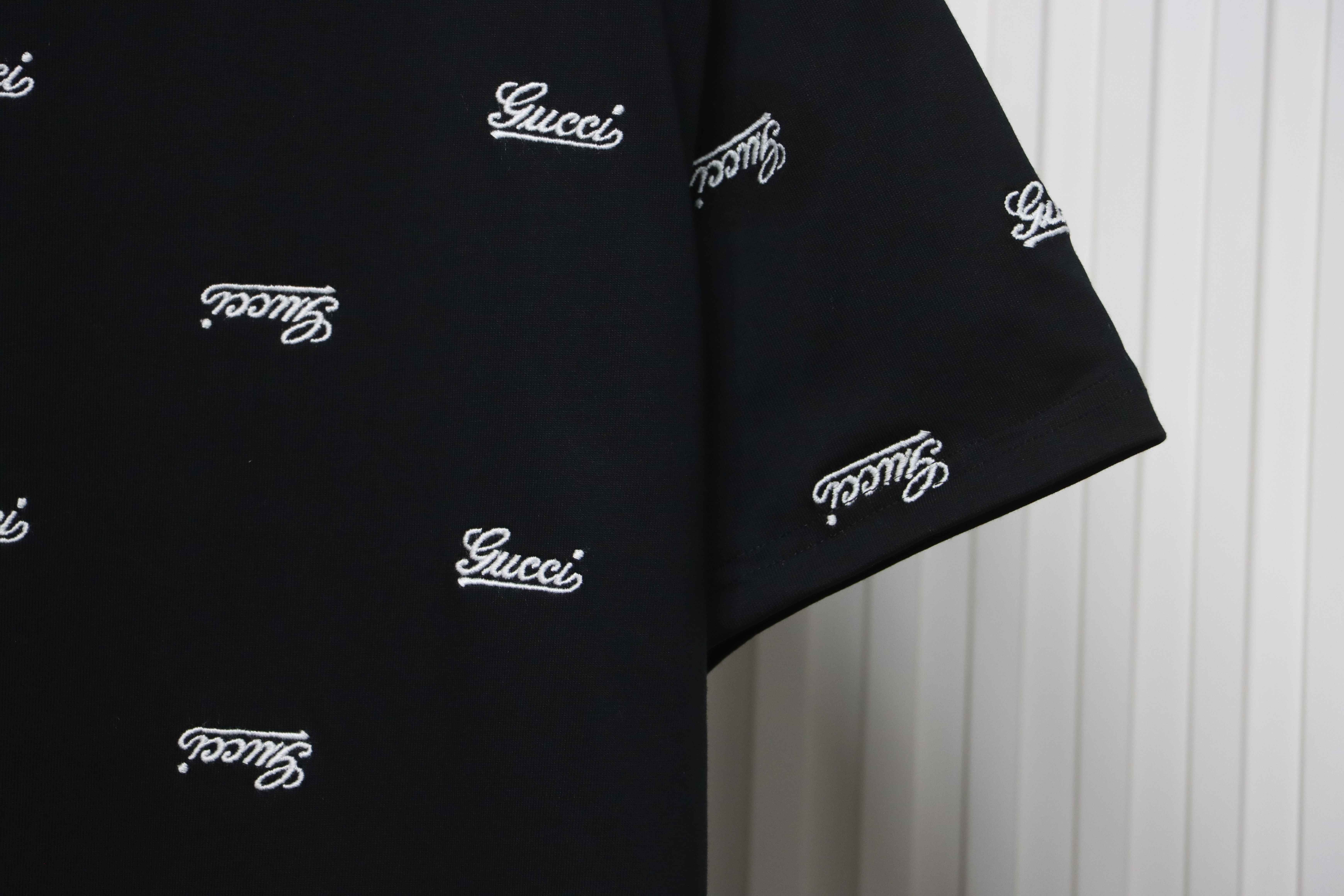 Gucci all-over embroidered letter print short sleeve black