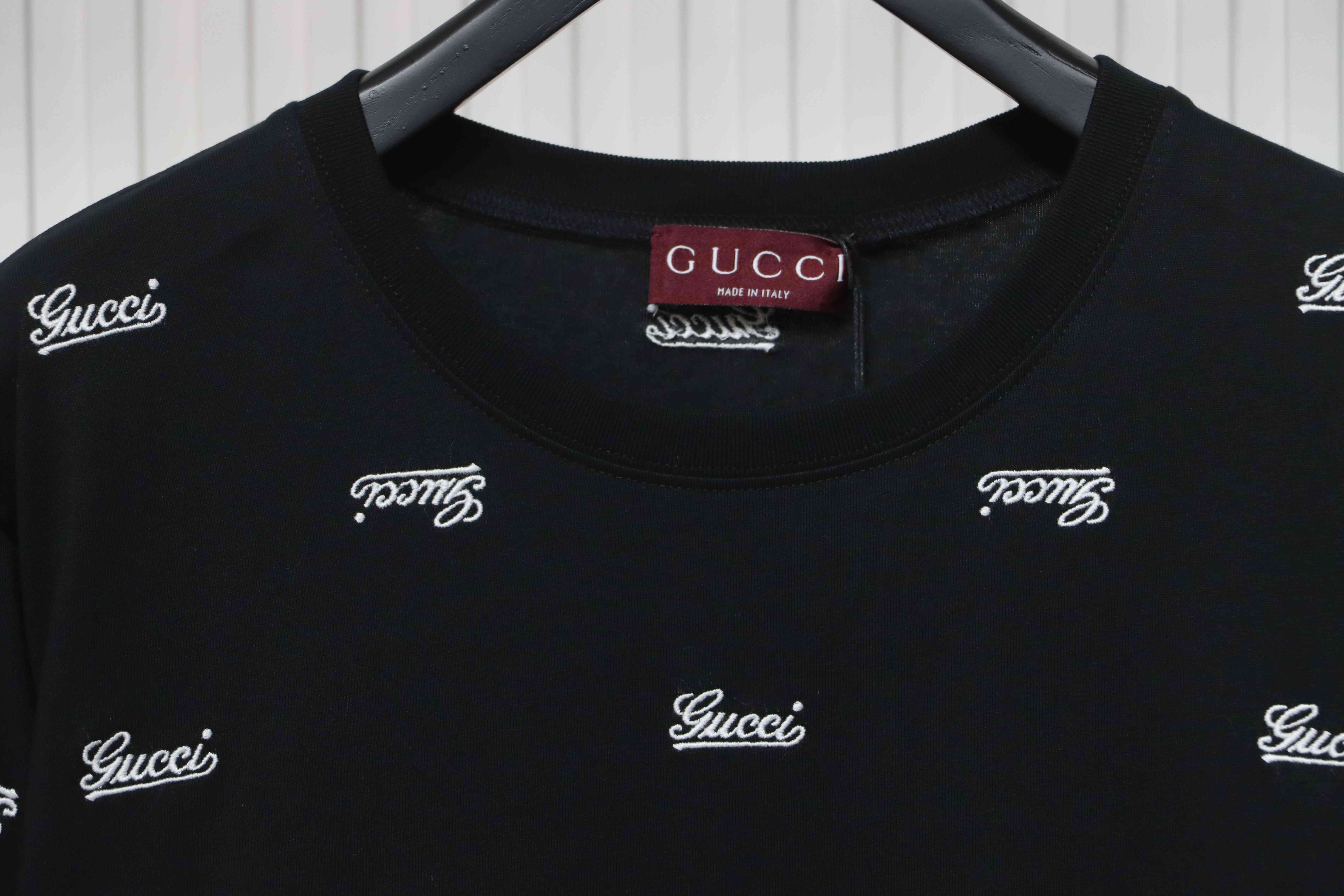 Gucci all-over embroidered letter print short sleeve black