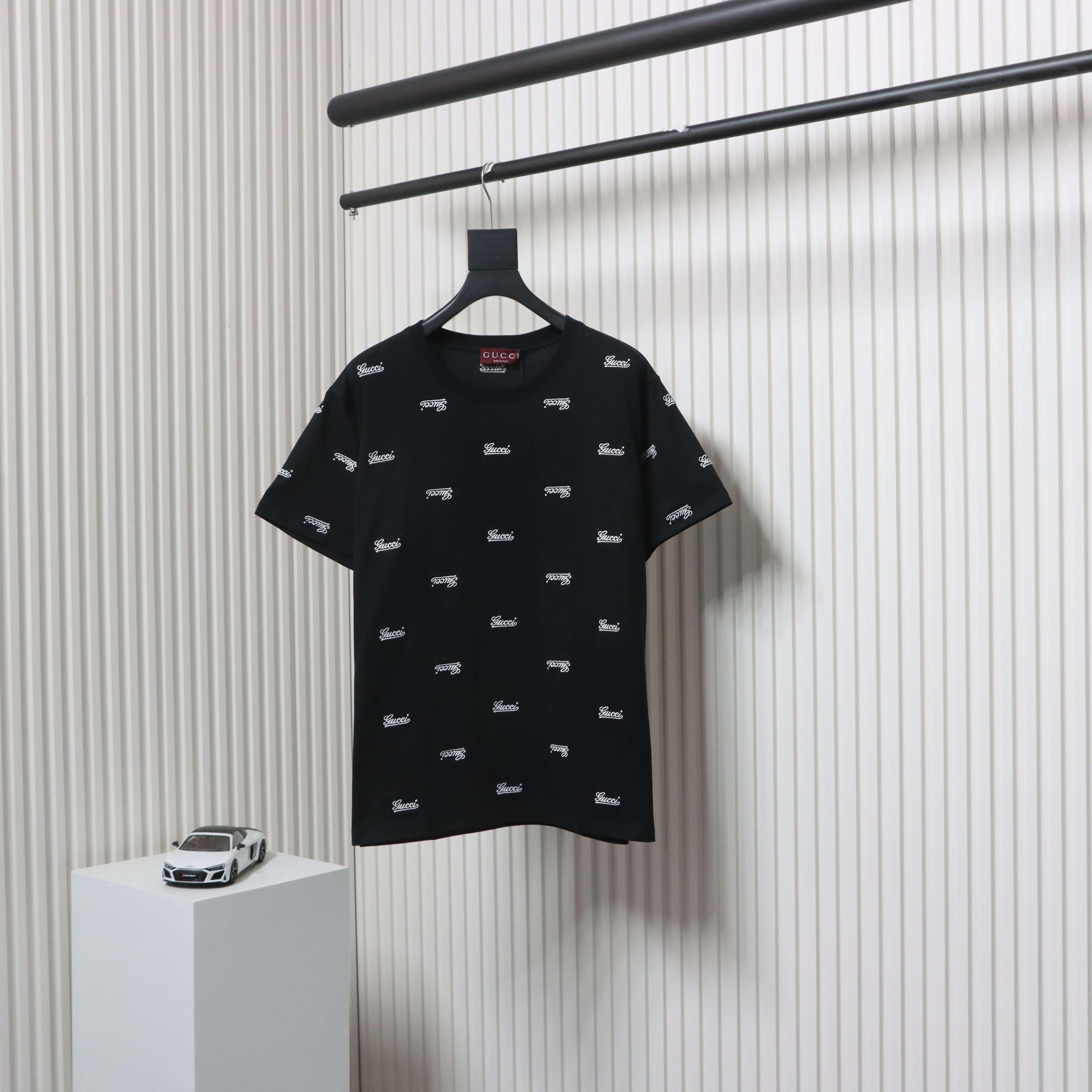 Gucci all-over embroidered letter print short sleeve black