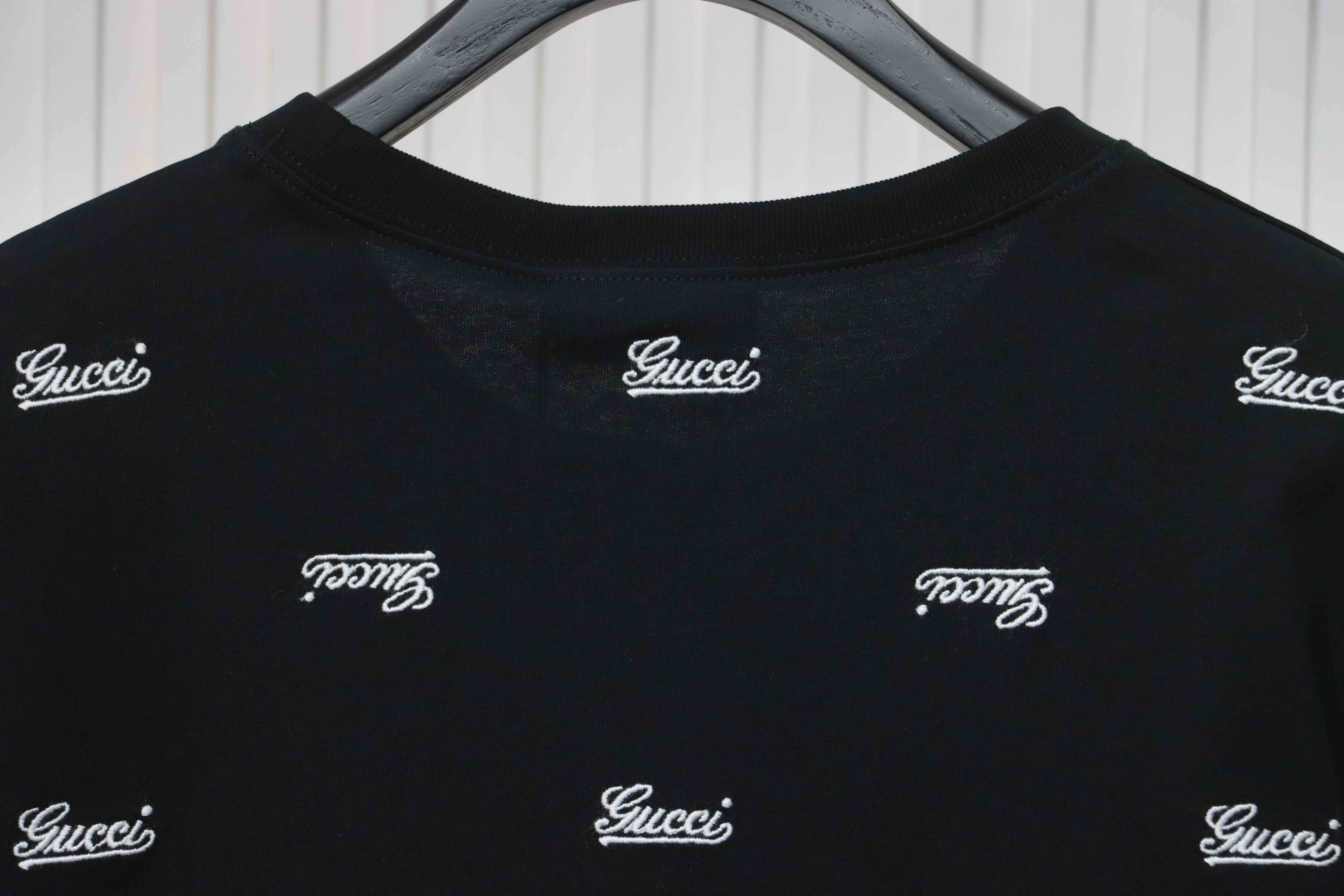 Gucci all-over embroidered letter print short sleeve black
