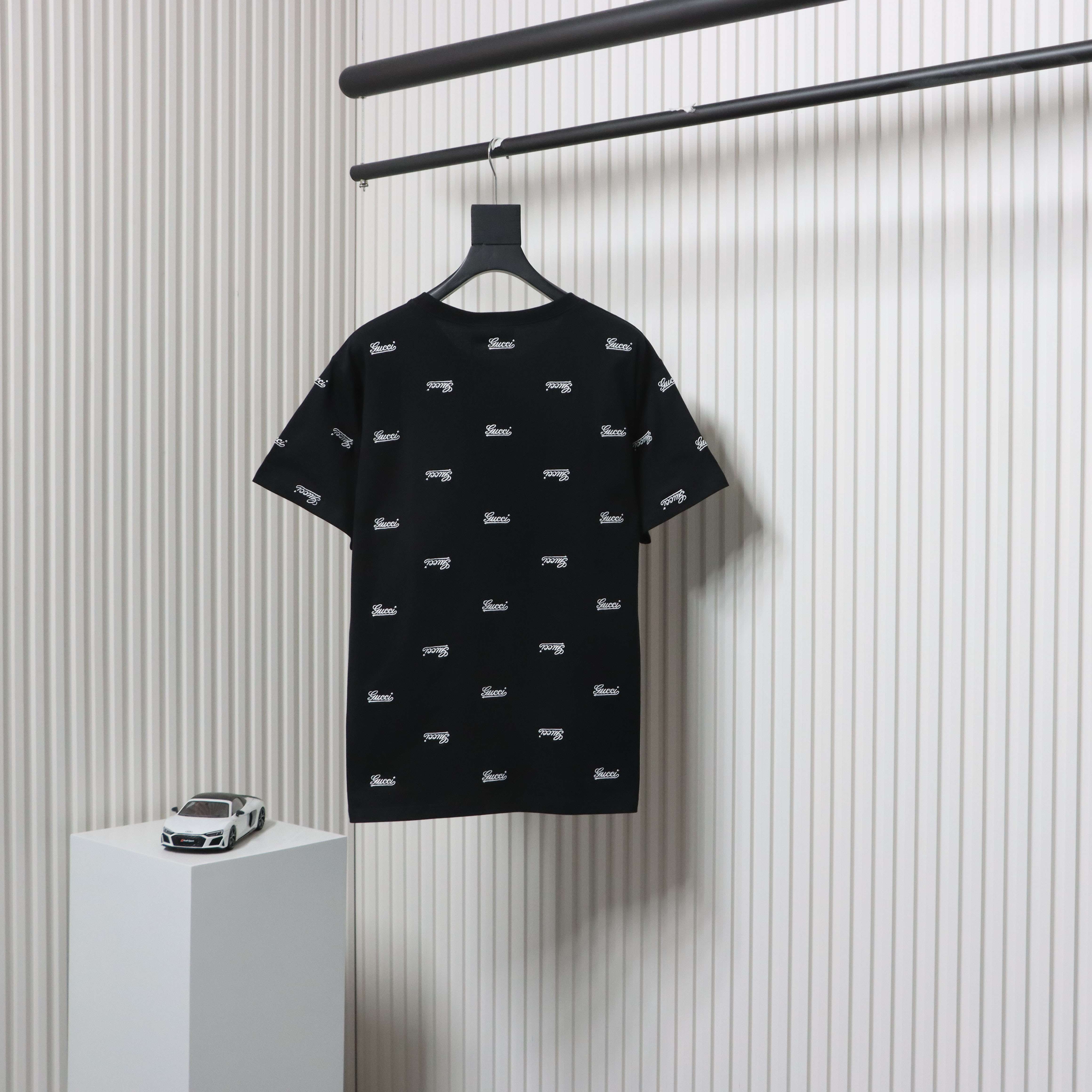 Gucci all-over embroidered letter print short sleeve black