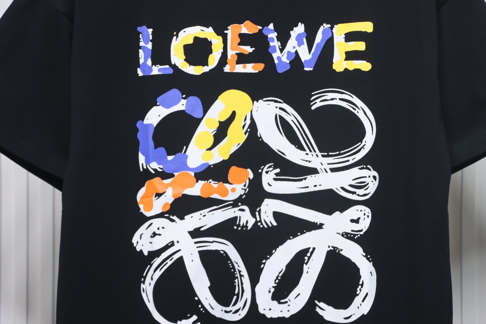 Loewe 25ss graffiti painted letter logo print short sleeve T-shirt black